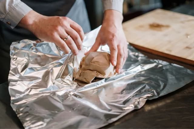 Która strona folii aluminiowej na grilla jest właściwa dla smaku? Która strona folii aluminiowej na grilla jest właściwa dla smaku?