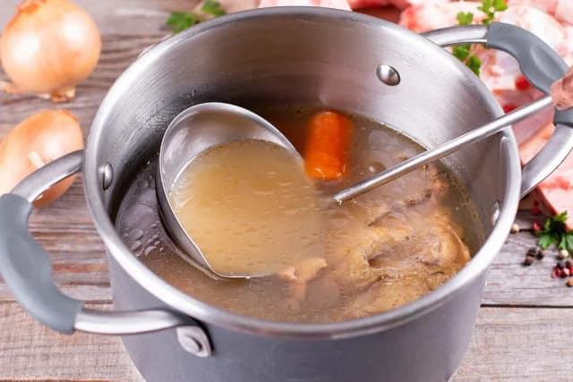 Jak ugotować wywar mięsny na zupę, który zachwyci smakiem Jak ugotować wywar mięsny na zupę, który zachwyci smakiem