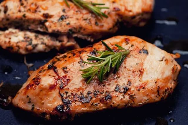 Jak upiec filet z kurczaka, aby był soczysty i pełen smaku Jak upiec filet z kurczaka, aby był soczysty i pełen smaku